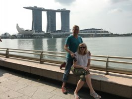 Singapur - im Hintergrund das legendäre Hotel mit dem Kreuzfahrtschiff am Turm