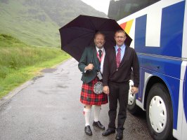 Chauffeur Harri und Reiseleiter Kenny in Schottland! Bisschen Schottenwetter aber das gehört dort dazu! 