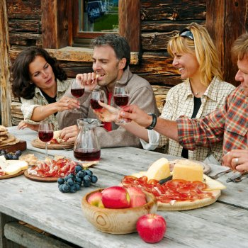 Speck und Wein, Jause auf einer Südtiroler Hütte © SMG/F. Blickle