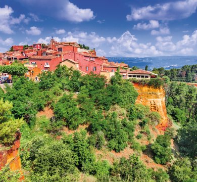 Blick auf die roten Häuser von Roussillon