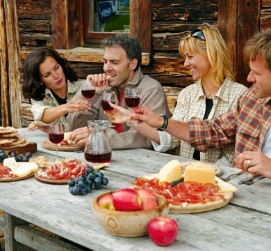 Speck und Wein, Jause auf einer Südtiroler Hütte
