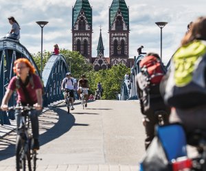 Radfahrer auf der Wiwilibrücke in Freiburg