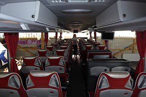 Bus Innenansicht, moderne Einrichtung, gemütliche Schlafsitze