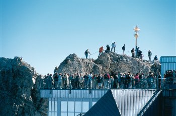 Das Gipfelkreuz auf der Zugspitze ist zum Greifen nah © Bayerische Zugspitzbahn