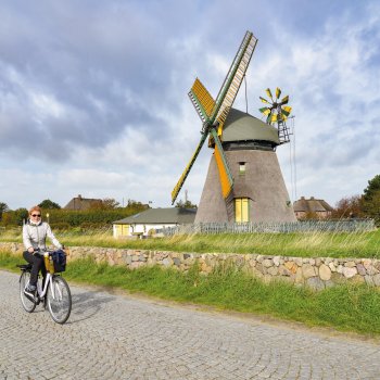 Radfahren an der Amrumer Windmühle © Henry Czauderna-stock.adobe.com