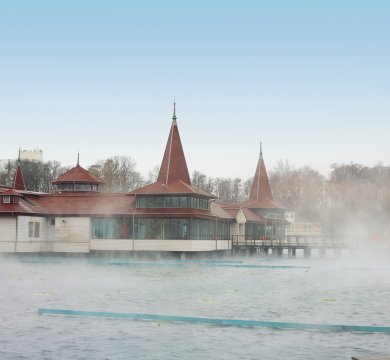 Badeanstalt im Abendlicht