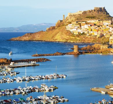 Blick auf Castelsardo und Hafen