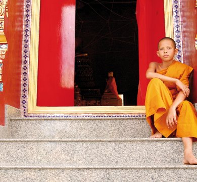 Buddhistischer Mönch vor Tempel