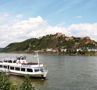 Schiffsfahrt vor Festung Ehrenbreitstein