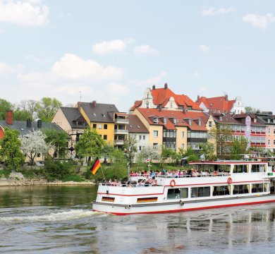Ausflugsboot auf der Donau bei Regensburg