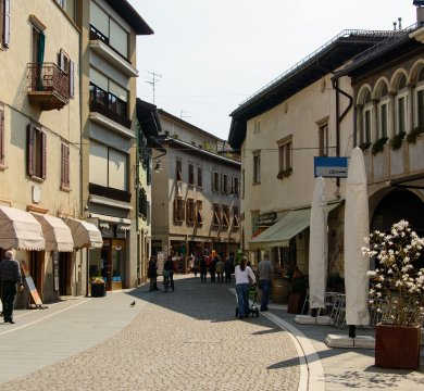 Einkaufsstraße in Levico Terme