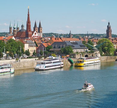 Blick auf Würzburg und Mainschifffahrt