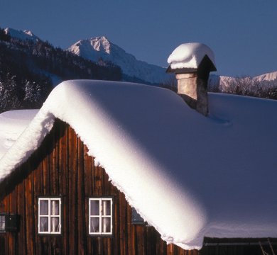 Eingeschneite Hütte in der Steiermark