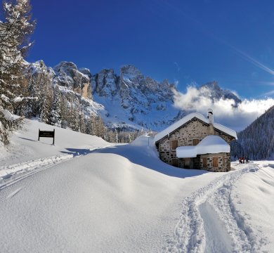 Verschneite Hütte an der Palagruppe - Pale di San Martino