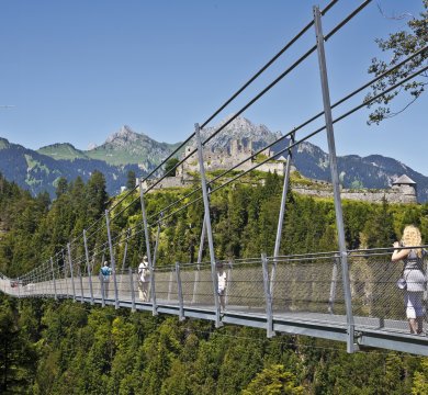 Hängebrücke mit Burgruine Ehrenberg bei Reutte
