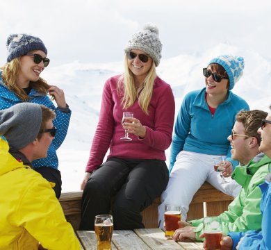 Beim Après-Ski mit Freunden