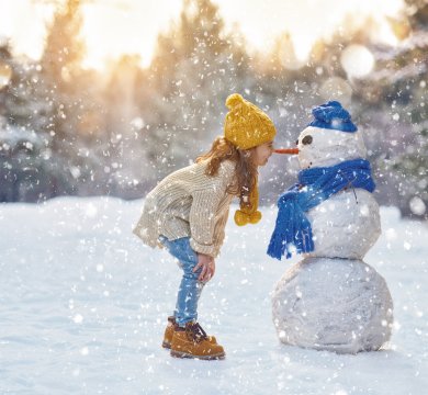 Kind mit Schneemann