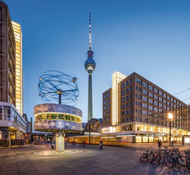 Alexanderplatz mit Weltzeituhr und Fernsehturm