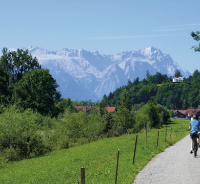 Radlerin auf dem Loisach Fernradweg in Richtung Garmisch-Partenkirchen