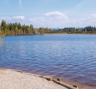 Kirchsee - Moorsee mit Badestrand und Blick zum Kloster Reutberg