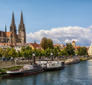 Blick vom der Eisernen Brücke auf Dom in Regensburg
