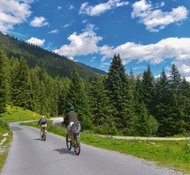 Radweg am Verwalltal bei St. Anton am Arlberg