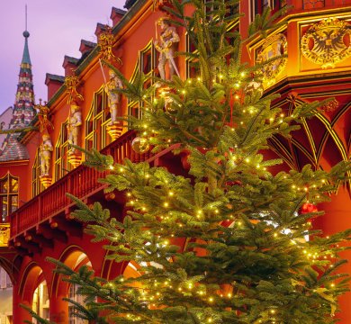 Weihnachtliche Dekoration vor dem Historischen Kaufhaus