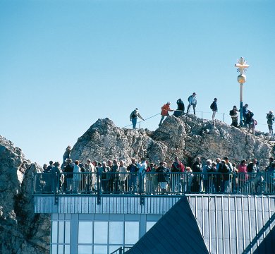 Das Gipfelkreuz auf der Zugspitze ist zum Greifen nah
