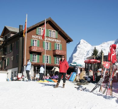 Skifahrer am Hotel Jungfrau